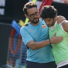 Todos miran a Gonçalo Guedes