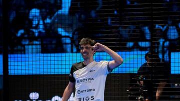 Franco Stupaczuk, tras sumar el último puntos del encuentro, celebra el triunfo de rodilas.