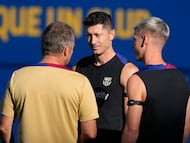 Flick, con Olmo y Lewandowski.