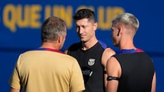 Hansi Flick no se corta ni con las vacas sagradas del Barcelona