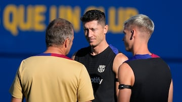 Flick, con Olmo y Lewandowski.