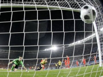 Xavi marca un gol durante la semifinal ante Rusia en la Euro 2008.