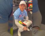 ‘Canelo’ Álvarez regaló guantes a niño que trabaja en un semáforo en Venezuela