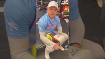 ‘Canelo’ Álvarez regaló guantes a niño que trabaja en un semáforo en Venezuela