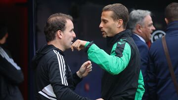 Canales charla con Arrasate.