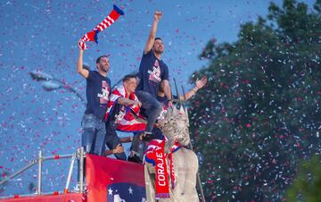 Atlético toast twin triumphs with their people at Neptuno