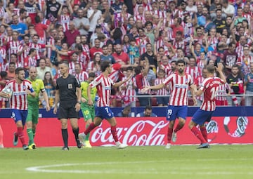 Alegría de Joao Félix y los jugadores del Atlético después de anotar el 1-2