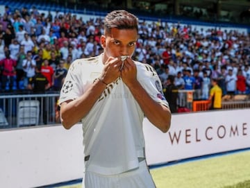 El futbolista de 18 años de edad juega para el Real Madrid.