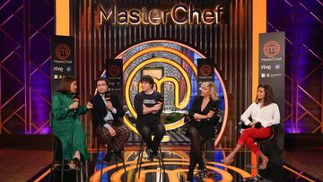 (I-D) Los chefs Samantha Vallejo-Nágera, Pepe Rodríguez y Jordi Cruz, la presentadora María Eizaguirre y la CEO de Shine Iberia, Macarena Rey, durante la presentación de la undécima edición del programa ‘Masterchef’, en los estudios de televisión de Fuente El Saz, a 21 de marzo de 2023, en Fuente El Saz, Madrid (España). Uno de los cambios de este ‘talent show’ de cocina, es que la emisión de cada capítulo varía respecto a lo que había hasta la fecha, cada semana se emiten dos programas.
21 MARZO 2023;MASTERCHEF;CONCURSO;TALENT SHOW;COCINA;PROGRAMA;TELEVISIÓN;CAPÍTULOS;COCINERO;GANADOR
Marta Fernández Jara / Europa Press
21/03/2023