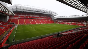 El estadio tiene 134 años de antigüedad. Localizado en la ciudad de Liverpool. El terreno se encuentra rodeado por cuatro tribunas, todas techadas, embutacado en su totalidad. Las tribunas tienen nombres, Anfield Road, Centenary Stand, Spion Kop y Main Stand. Anfield tiene una capacidad para 45 370 espectadores.