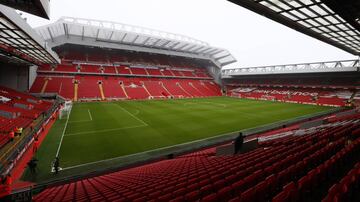 El estadio tiene 134 años de antigüedad. Localizado en la ciudad de Liverpool. El terreno se encuentra rodeado por cuatro tribunas, todas techadas, embutacado en su totalidad. Las tribunas tienen nombres, Anfield Road, Centenary Stand, Spion Kop y Main Stand. Anfield tiene una capacidad para 45 370 espectadores.
