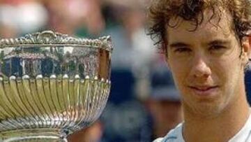 <b>CUMPLEAÑOS FELIZ.</B> Animado por Mirnyi, el público cantó el "Cumpleaños Feliz" a Gasquet.