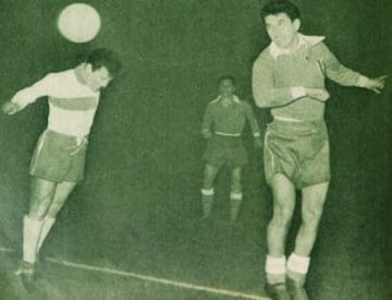 11 partidos sin perder ante Cat&oacute;lica complet&oacute; la U entre 1955 y 1962, con seis triunfos y cinco empates. La foto es del 4-3 del 24-10-1959.