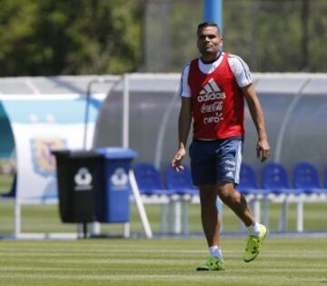 Argentina hizo su última práctica en el predio de Ezeiza antes de viajar a Colombia. Higuaín entrenó con normalidad, Lamela lo hizo aparte.