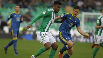 Ryan Donk protege un balón de Radoja en el partido entre el Betis y el Celta.