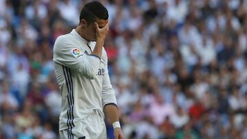 Cristiano Ronaldo se lamenta de una ocasi&oacute;n perdida.