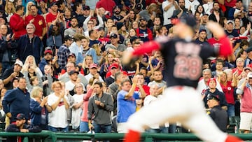 CLEVELAND, OH - SEPTEMBER 12: Fans applaud starting pitcher Corey Kluber #28 of the Cleveland Indians as he warms up to start the ninth inning against the Detroit Tigers at Progressive Field on September 12, 2017 in Cleveland, Ohio. The Indians defeated the Tigers for their 20th straight win. Jason Miller/Getty Images/AFP
== FOR NEWSPAPERS, INTERNET, TELCOS & TELEVISION USE ONLY ==