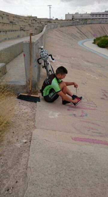 Un día cualquiera de entrenamiento para Julio Alberto Amores en el velódromo de Novelda, Alicante.