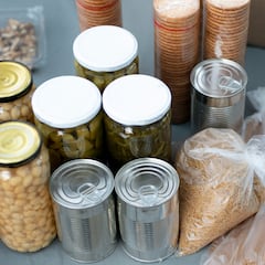 Llevas años viendo este símbolo botes y envases de alimentos: probablemente no conoces su significado