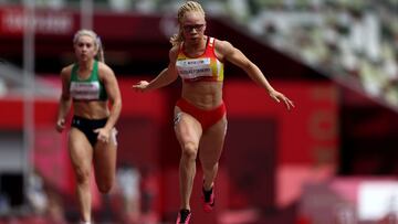 La atleta española Adiaratou Iglesias compite en las series de la prueba de 100 metros lisos en categoría T13 en los Juegos Paralímpicos de Tokio 2020.