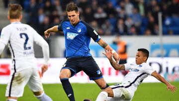 99-995140. Sinsheim (Germany), 30/10/2016.- Hoffenheim's Niklas Suele (L) and Berlin's Allan in action during the Bundesliga soccer match between 1899 Hoffenheim and Hertha BSC at Rhein-Neckar-Arena in Sinsheim, Germany, 30 October 2016.
(EMBARGO CONDITIONS - ATTENTION: Due to the accreditation guidlines, the DFL only permits the publication and utilisation of up to 15 pictures per match on the internet and in online media during the match.) (Alemania) EFE/EPA/UWE ANSPACH