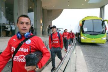 Marcelo Díaz, Charles Aránguiz, José Rojas y Mauricio Isla hacen su ingreso al hotel de Chile.