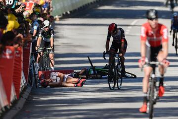 Cavendish cae contra las vallas tras un codazo de Peter Sagan, y John Degenkolb y Ben Swift tropezaron con el ingl¨¦s, en el esprint por la victoria en Vittel.