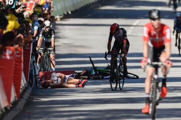 Cavendish cae contra las vallas tras un codazo de Peter Sagan, y John Degenkolb y Ben Swift tropezaron con el inglés, en el esprint por la victoria en Vittel.