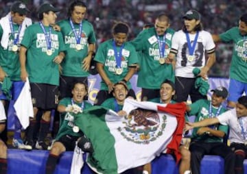 Javier Hernández 'Chicharito' celebra con el resto del equipo la victoria de México en la Copa CONCACAF en Junio del 2011 en Pasadena, California.  