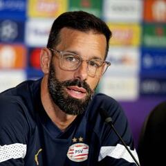 Van Nistelrooy respalda decisión de Van Bronckhorst con Morelos