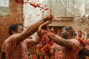 BUNOL, SPAIN - AUGUST 30:  Revellers enjoy the atmosphere in tomato pulp while participating the annual Tomatina festival on August 30, 2017 in Bunol, Spain. An estimated 22,000 people threw 150 tons of ripe tomatoes in the world's biggest tomato fight held annually in this Spanish Mediterranean town.  (Photo by Pablo Blazquez Dominguez/Getty Images)