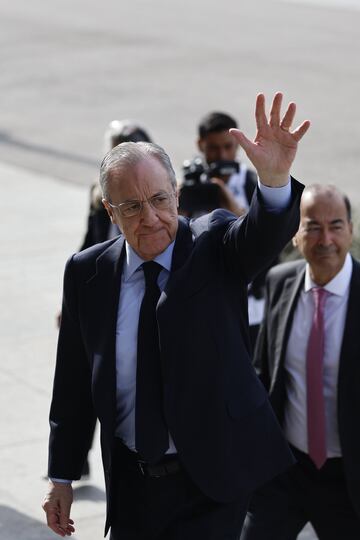 Florentino Pérez saluda a los aficionados en la Catedral de la Almudena.
