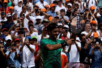 Una nueva final entre dos de las raquetas más fascinantes de todos los tiempos. Hoy ganó Federer bajo un sol de justicia en Miami. Nadal tuvo sus oportunidades de romper el servicio del suizo pero no lo consiguió. A pesar de eso, dejó una muy buena impresión. Veremos lo que pasa cuando llegue el momento de jugar en tierra batida. Aquí el resumen del partido en fotos.