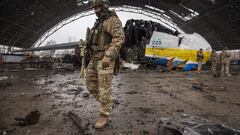 Kyiv (Ukraine), 03/04/2022.- Ukrainian servicemen inspect a damaged hangar including the largest Ukrainian transport plane Antonov An-225 Mriya 'Dream', at the Gostomel airfild near Kyiv (Kiev), Ukraine, 03 April 2022. Some cities and villages surrounding the capital have recently been recaptured by the Ukrainian army from Russian forces. On 24 February, Russian troops had entered Ukrainian territory in what the Russian president declared a 'special military operation', resulting in fighting and destruction in the country, a huge flow of refugees, and multiple sanctions against Russia. (Rusia, Ucrania) EFE/EPA/OLEKSANDR RATUSHNIAK
