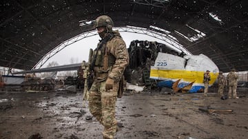 Kyiv (Ukraine), 03/04/2022.- Ukrainian servicemen inspect a damaged hangar including the largest Ukrainian transport plane Antonov An-225 Mriya 'Dream', at the Gostomel airfild near Kyiv (Kiev), Ukraine, 03 April 2022. Some cities and villages surrounding the capital have recently been recaptured by the Ukrainian army from Russian forces. On 24 February, Russian troops had entered Ukrainian territory in what the Russian president declared a 'special military operation', resulting in fighting and destruction in the country, a huge flow of refugees, and multiple sanctions against Russia. (Rusia, Ucrania) EFE/EPA/OLEKSANDR RATUSHNIAK