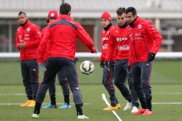 Chile entrena el día antes del partido ante Brasil en Londres.