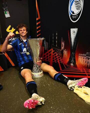 Giorgio Scalvini, canterano de la Atalanta, celebrando el título de la Europa League 2023/2024