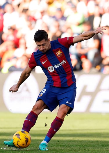 Disparo del delantero polaco del Barcelona Robert Lewandowski.