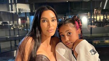 La hija de Kim Kardashian sorprende al comerse una cebolla cruda como si fuera una manzana