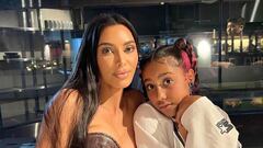 La hija de Kim Kardashian sorprende al comerse una cebolla cruda como si fuera una manzana