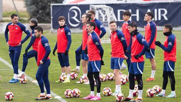 Savic, junto a Saúl, en el entrenamiento del Atlético. Los dos podrían ser titulares ante el Real Madrid.