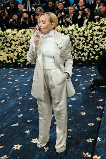 Madonna posa en la alfombra roja de la MET Gala 2025.