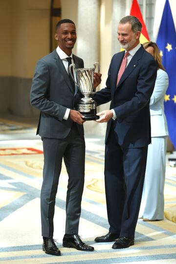 El atleta Jordan D¨ªaz recibe el Premio Rey Juan Carlos al deportista revelaci¨®n masculino durante la entrega de los Premios Nacionales del Deporte 2022 en el Palacio Real El Pardo.