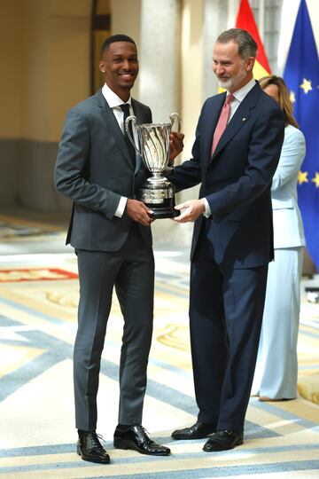 El atleta Jordan Díaz recibe el Premio Rey Juan Carlos al deportista revelación masculino durante la entrega de los Premios Nacionales del Deporte 2022 en el Palacio Real El Pardo.