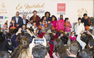 Los jugadores del Real Madrid entregaron regalos a varios menores tutelados por la Comunidad de Madrid en el marco de la campaña 'En Navidad, ningún niño sin regalo'.