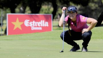 Núria Iturrios da la sorpresa en Terramar y se coloca líder del Estrella Damm Mediterranean Open al término de la segunda jornada.