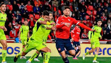 Futbol, Independiente vs Universidad de Chile.
Octavos de final, Copa Sudamericana 2025.
El jugador de Independiente Felipe Loyola, derecha, disputa el balon contra Fabian Hormazabal de Universidad de Chile durante el partido de vuelta de los octavos de final de la Copa Sudamericana disputado en el estadio Libertadores de America de Buenos Aires, Argentina.
20/08/2025
Fotobaires/Photosport
Football, Independiente vs Universidad de Chile.
Round of 16, 2025 Copa Sudamericana Championship.
Independiente player Felipe Loyola, right, vies for the ball against Fabian Hormazabal of Universidad de Chile during a round of 16, second leg match of the Copa Sudamericana Championship at the Libertadores de America stadium in Buenos Aires, Argentina.
20/08/2025
Fotobaires/Photosport