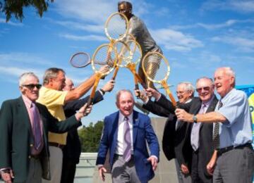 Inauguraci¨®n de la estatua a Rod Laver, ex tenista australiano, en el Melbourne Park. Le homenajean, raqueta en alto, los ex tenistas australianos Ken Rosewall, John Newcombe, Fred Stolle, Roy Emerson, Frank Sedgman y Neale Fraser.