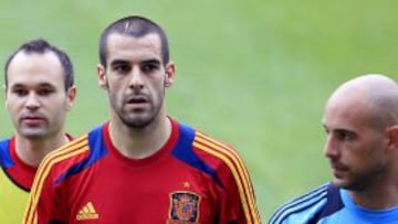 Los jugadores de la selección española Andrés Iniesta, Álvaro Negredo y Pepe Reina (izq-dcha) durante el entrenamiento.