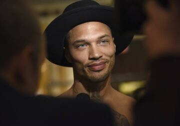 Jeremy Meeks sonr&iacute;e mientras atiende a la prensa en la New York Fashion Week